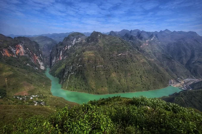 Conquering Ma Pi Leng Pass with Ha Giang Loop tour