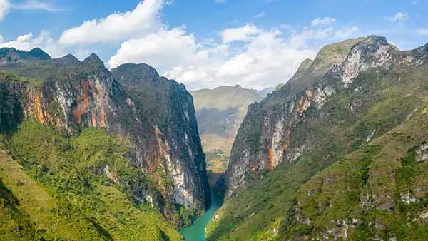 Boating on Nho Que river - Tu san canyon