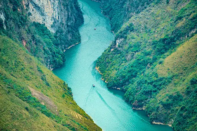 Boat trip on Nho Que river